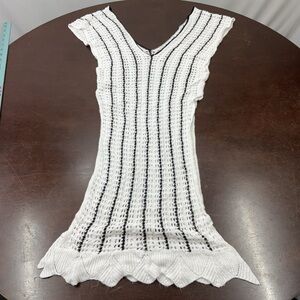 Source Unknown White and Black Knit Swim Coverup